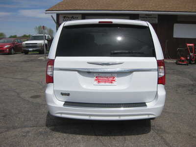 2015 Chrysler Town & Country, $12900. Photo 4