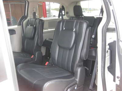 2015 Chrysler Town & Country, $12900. Photo 7