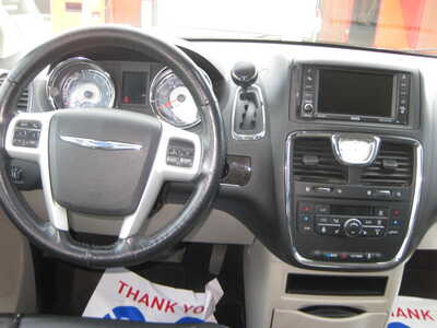 2015 Chrysler Town & Country, $12900. Photo 8