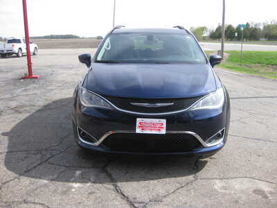 2017 Chrysler Pacifica, $16900. Photo 2