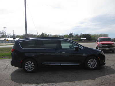 2017 Chrysler Pacifica, $16900. Photo 3