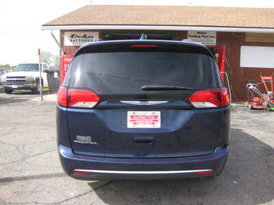 2017 Chrysler Pacifica, $16900. Photo 4
