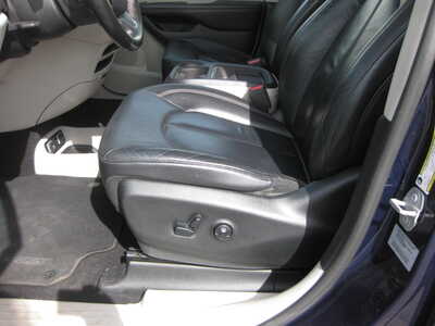 2017 Chrysler Pacifica, $16900. Photo 5