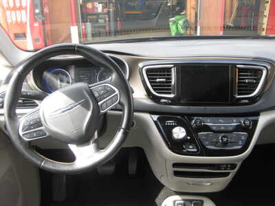 2017 Chrysler Pacifica, $16900. Photo 10