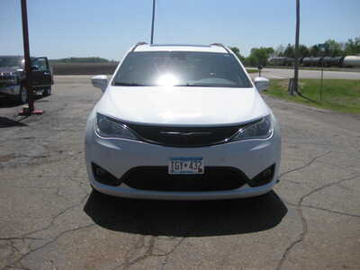 2018 Chrysler Pacifica, $17900. Photo 2