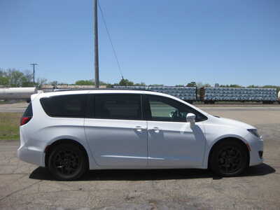2018 Chrysler Pacifica, $17900. Photo 3