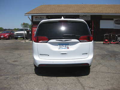 2018 Chrysler Pacifica, $17900. Photo 4