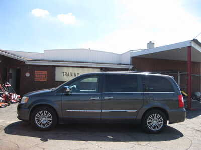 2015 Chrysler Town & Country, $13900. Photo 1