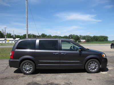 2015 Chrysler Town & Country, $13900. Photo 3