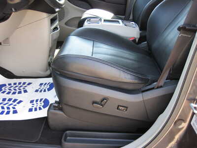 2015 Chrysler Town & Country, $13900. Photo 5