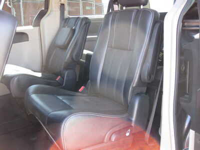 2015 Chrysler Town & Country, $13900. Photo 7