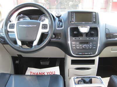 2015 Chrysler Town & Country, $13900. Photo 9