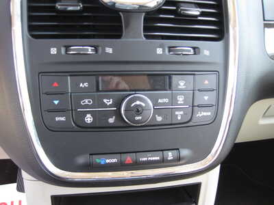 2015 Chrysler Town & Country, $13900. Photo 10