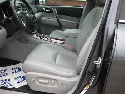 2013 Toyota Highlander, $15900. Photo 5