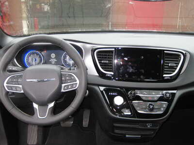 2026 Chrysler Pacifica, $29900. Photo 9