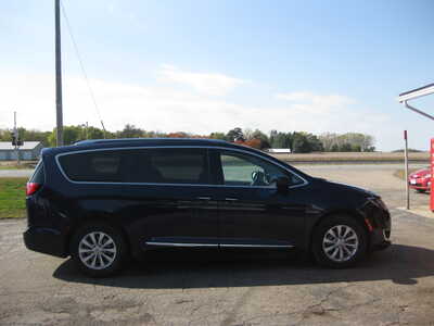 2019 Chrysler Pacifica, $12900. Photo 3