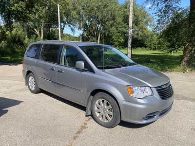 2016 Chrysler Town & Country, $9988. Photo 1