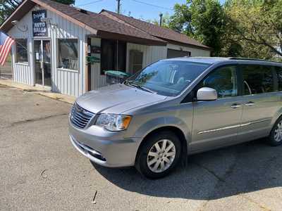 2016 Chrysler Town & Country, $9988. Photo 2