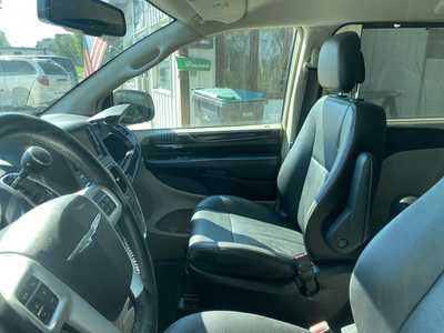 2016 Chrysler Town & Country, $9988. Photo 3