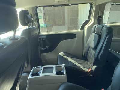 2016 Chrysler Town & Country, $9988. Photo 4