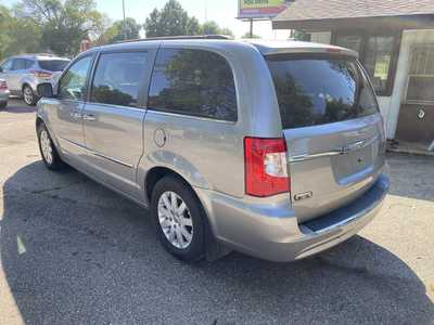 2016 Chrysler Town & Country, $9988. Photo 5