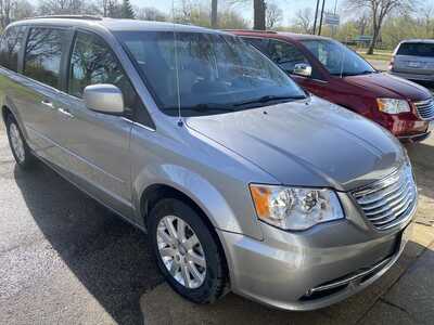 2016 Chrysler Town & Country, $6988. Photo 2