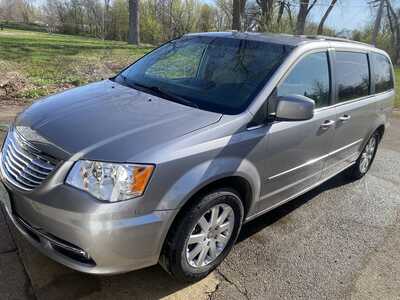 2016 Chrysler Town & Country, $6988. Photo 3