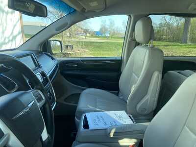 2016 Chrysler Town & Country, $6988. Photo 5