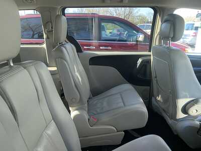 2016 Chrysler Town & Country, $6988. Photo 6