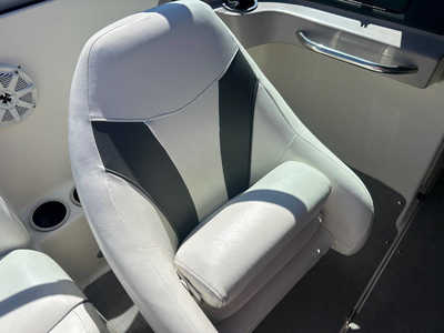 2005 Rinker Captiva, $12777. Photo 7