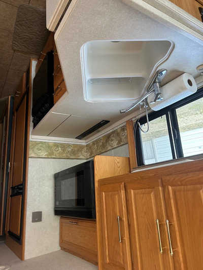 2005 Winnebago Adventurer Class A, $24900. Photo 3