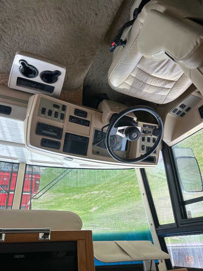 2005 Winnebago Adventurer Class A, $24900. Photo 4