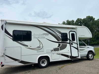 2014 Fleetwood Rv Jamboree, $35988. Photo 2