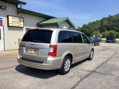 2014 Chrysler Town & Country, $4450. Photo 4