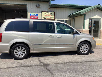 2014 Chrysler Town & Country, $4450. Photo 5