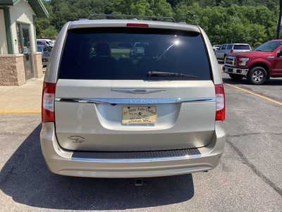 2014 Chrysler Town & Country, $4450. Photo 9