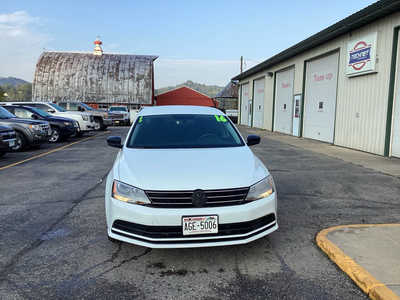 2016 Volkswagen Jetta, $7990. Photo 3