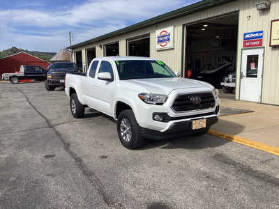 2018 Toyota Tacoma, $25990. Photo 2