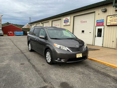 2014 Toyota Sienna, $11990. Photo 2