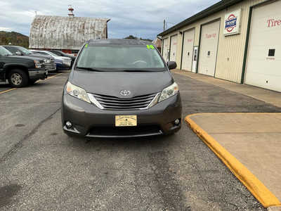 2014 Toyota Sienna, $11990. Photo 3