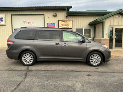 2014 Toyota Sienna, $11990. Photo 4