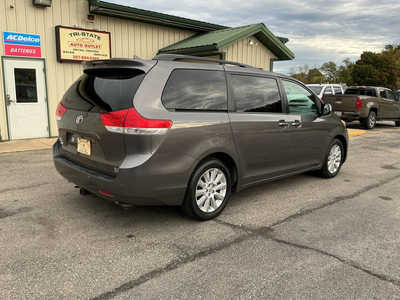 2014 Toyota Sienna, $11990. Photo 5