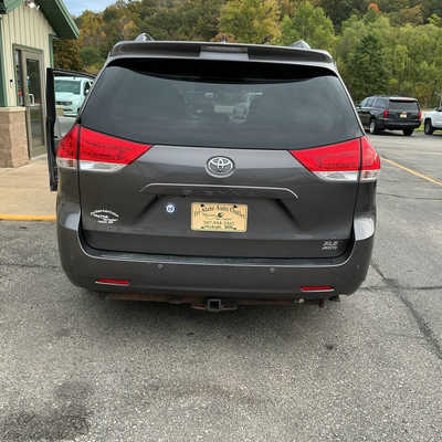 2014 Toyota Sienna, $11990. Photo 6