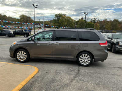 2014 Toyota Sienna, $11990. Photo 7