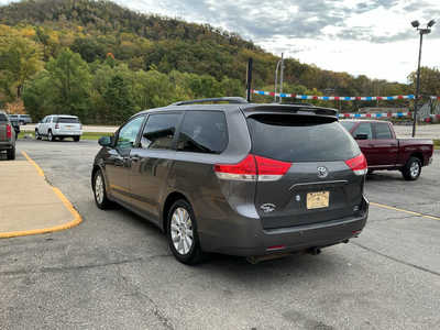 2014 Toyota Sienna, $11990. Photo 8