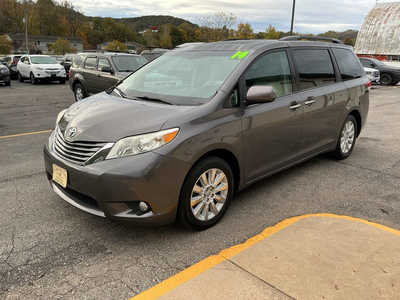 2014 Toyota Sienna, $11990. Photo 9