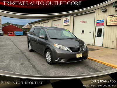 2014 Toyota Sienna, $11990. Photo 1