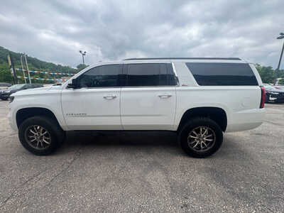 2017 Chevrolet Suburban, $22990. Photo 5