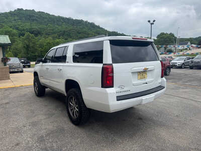 2017 Chevrolet Suburban, $22990. Photo 6
