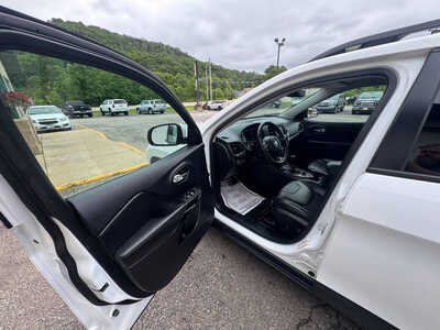 2019 Jeep Cherokee, $13990. Photo 9